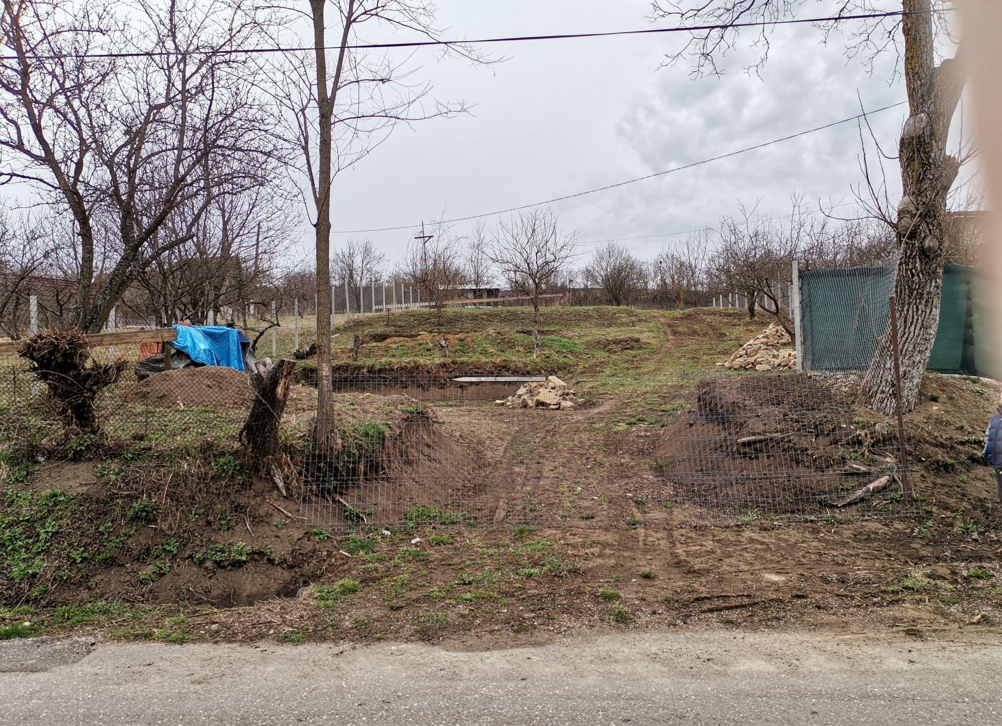 Vând teren în sat Valcele cu autorizație de construire.