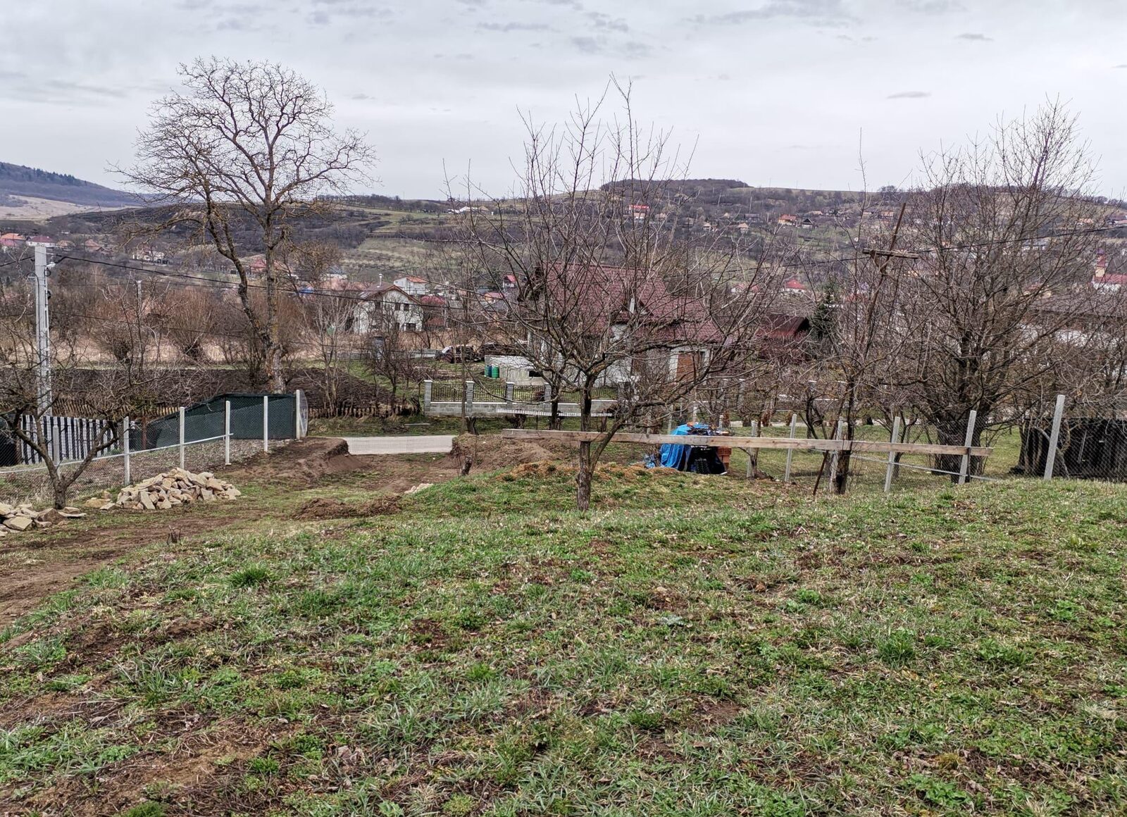 Vând teren în sat Valcele cu autorizație de construire.