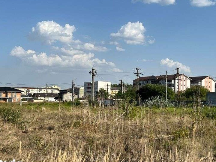 Vand teren in spate la ambulanta cu toate utilitatile!!!