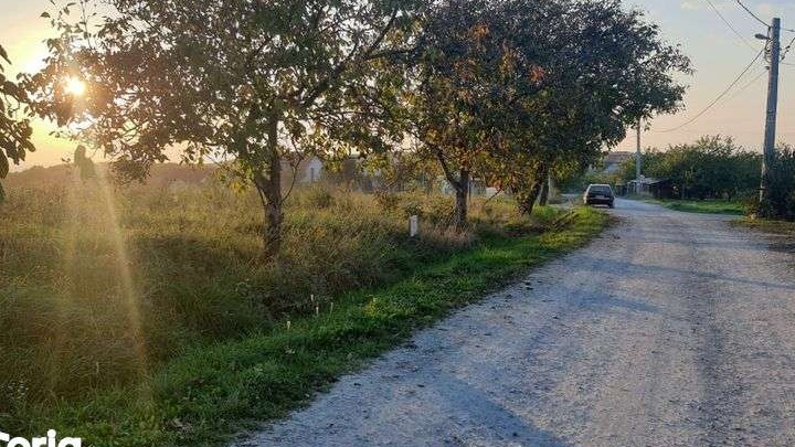 vand teren intravilan cu panorama deosebita piersicilor