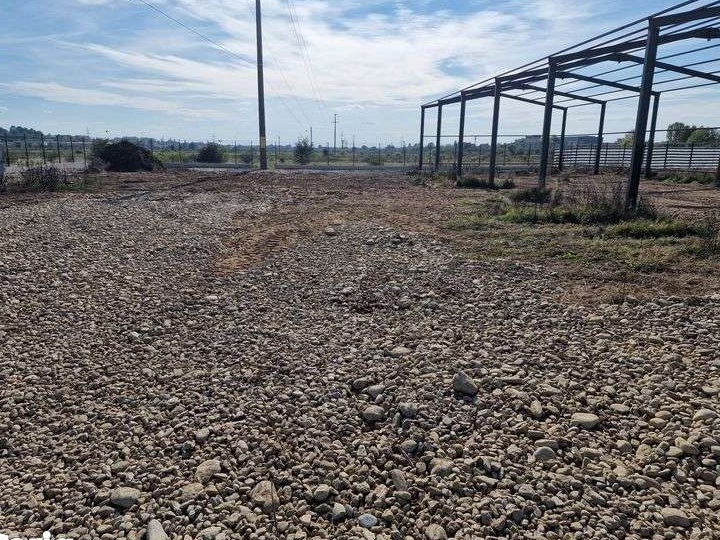 Vand teren intravilan, structura metalica hala, imprejmuire