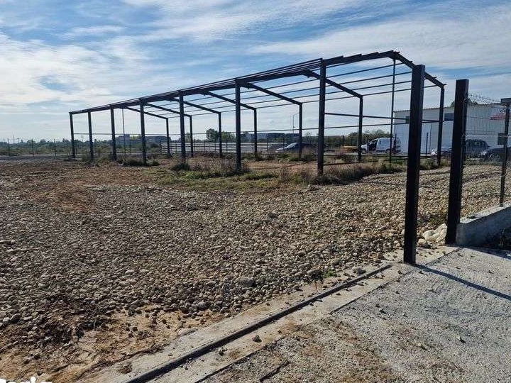 Vand teren intravilan, structura metalica hala, imprejmuire