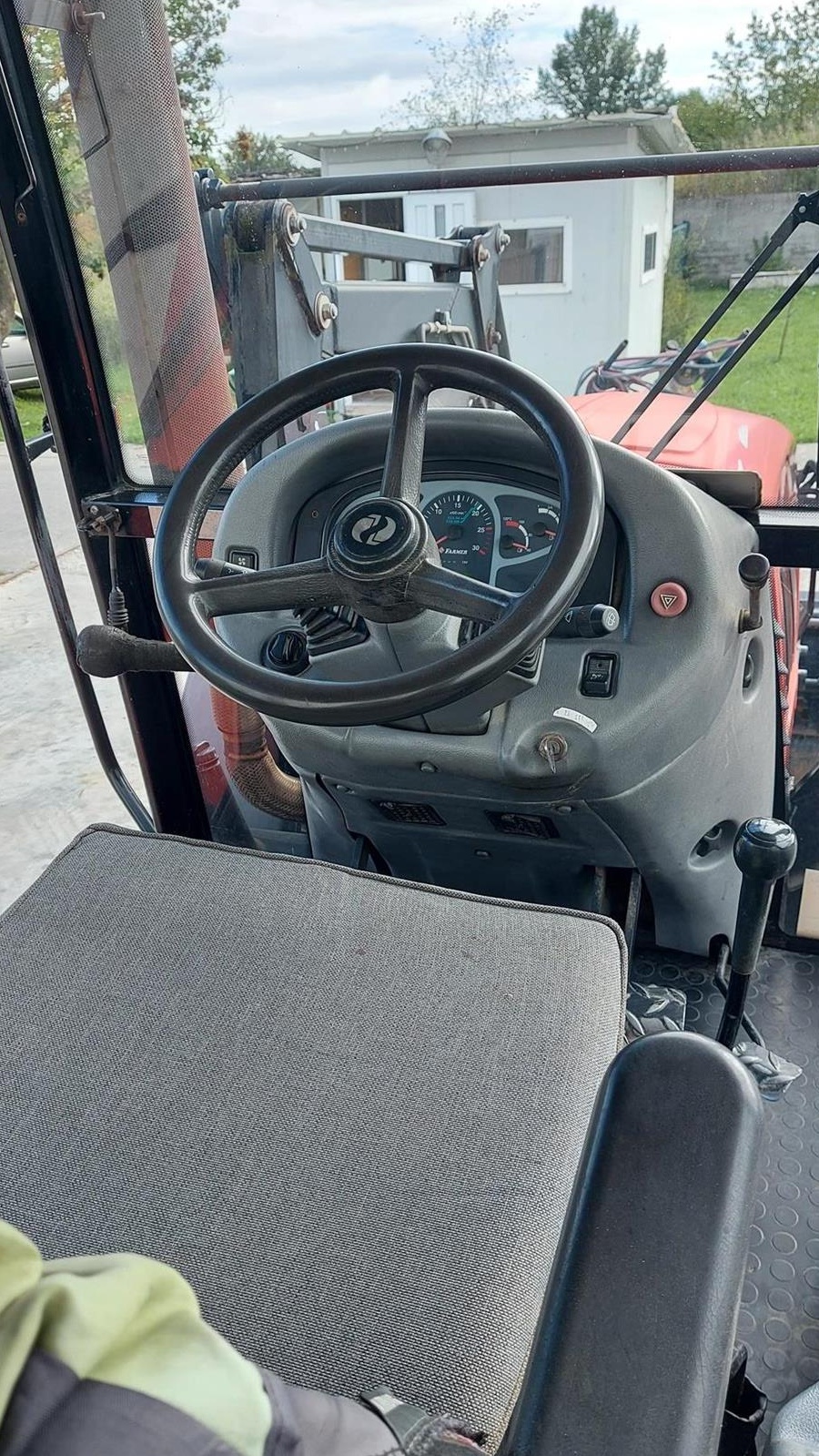 vand tractor Farmer 8258