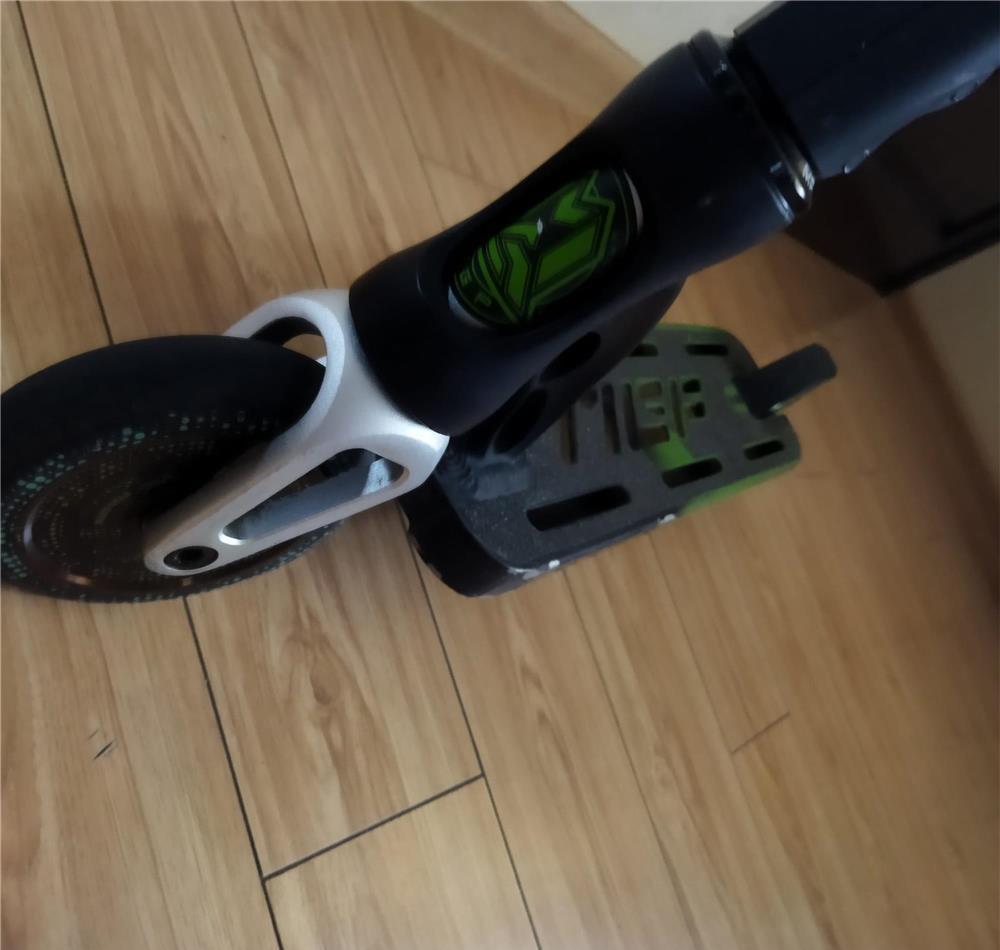 Vand trotineta MGP de culoare negru cu verde