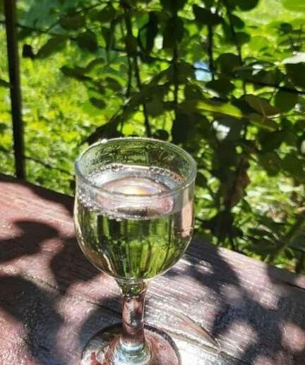 VÂND ȚUICĂ NATURALĂ  DIN VIN . 55 DE GRADE.