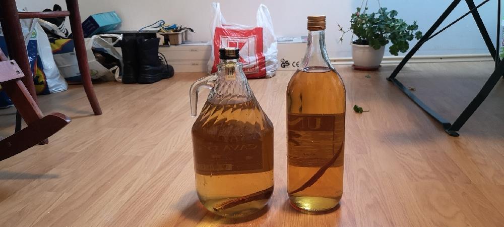 Vand Tuica(Palinca) de Caise productie proprie 100% Naturala dublu distilata!