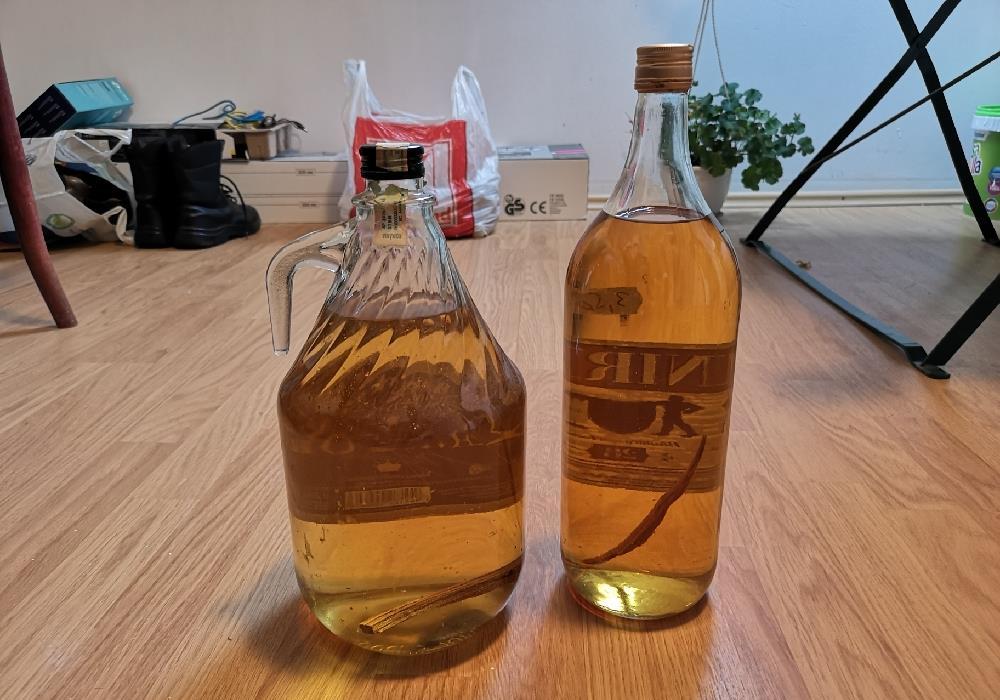 Vand Tuica(Palinca) de Caise productie proprie 100% Naturala dublu distilata!