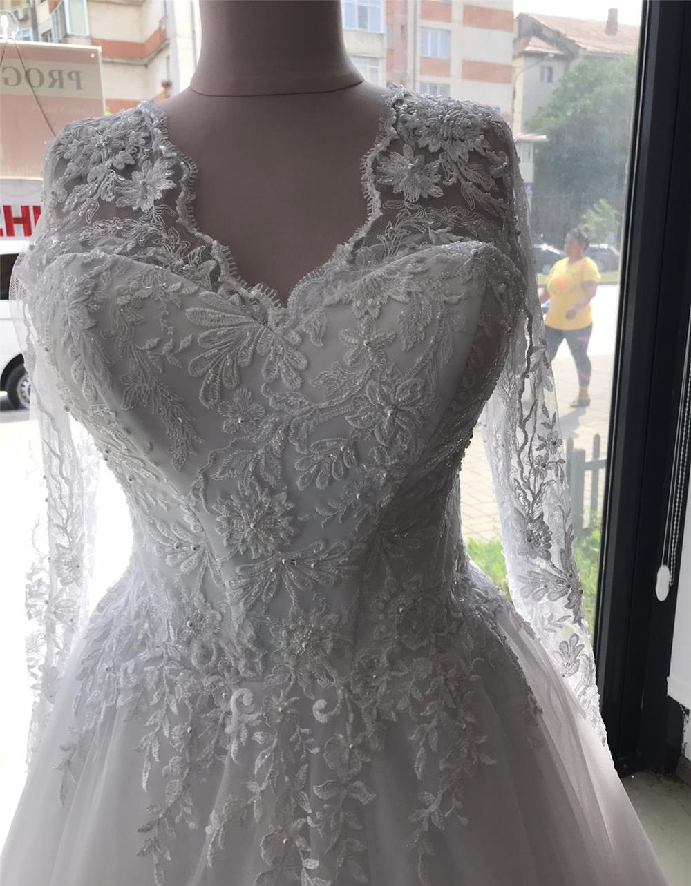 Vând  urgent rochie mireasă albă, nouă