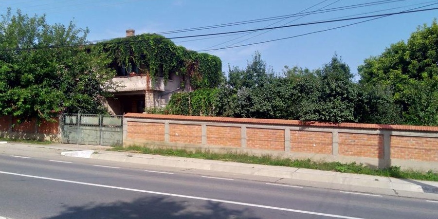 Vând Vila cu teren de 2000 mp.