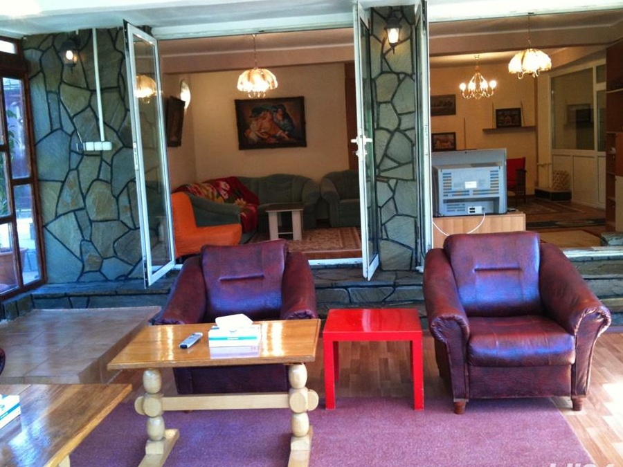 VAND VILA VALEA DOFTANA  13 CAMERE 3840 MP TEREN 10 BAI SALA DE MESE CU BAR 2 TERASE INCHISE LICING