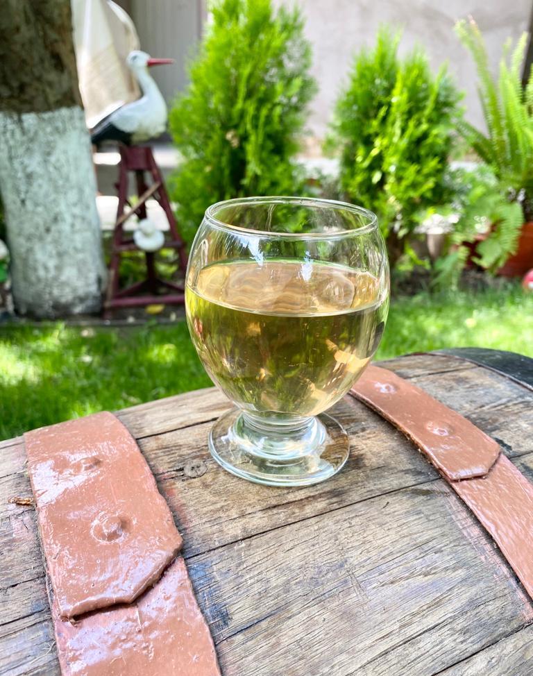 Vând vin din feteasca regala alba & țuică