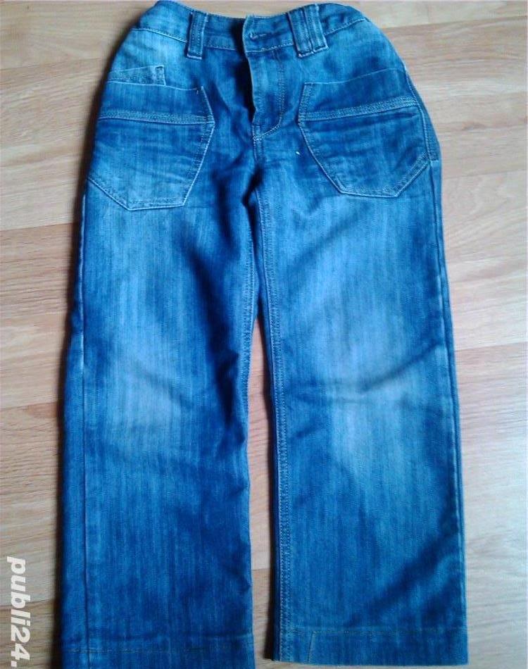 Vand/schimb blugi pentru copii de 7-8 ani