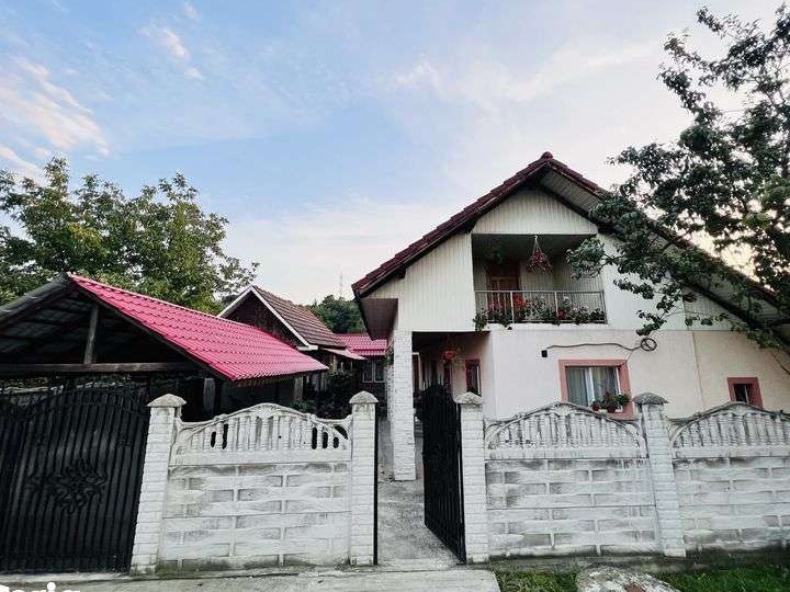 Vând/Schimb casă în comuna Fărcășești + două terenuri