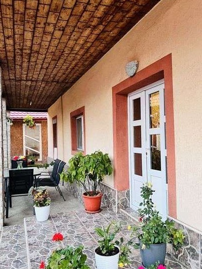Vând/Schimb casă în comuna Fărcășești + două terenuri