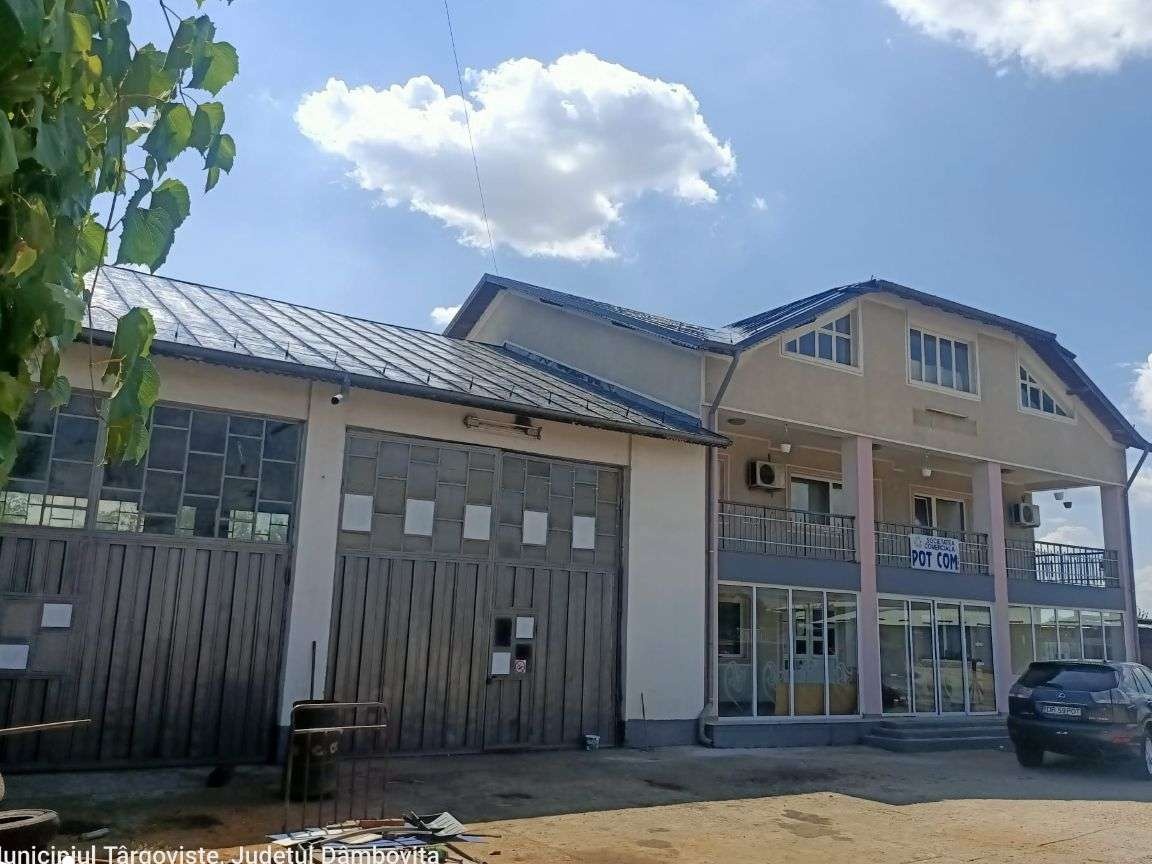 Vanzare cladire birouri P+1+M + hala, iesire Targoviste-Priseaca