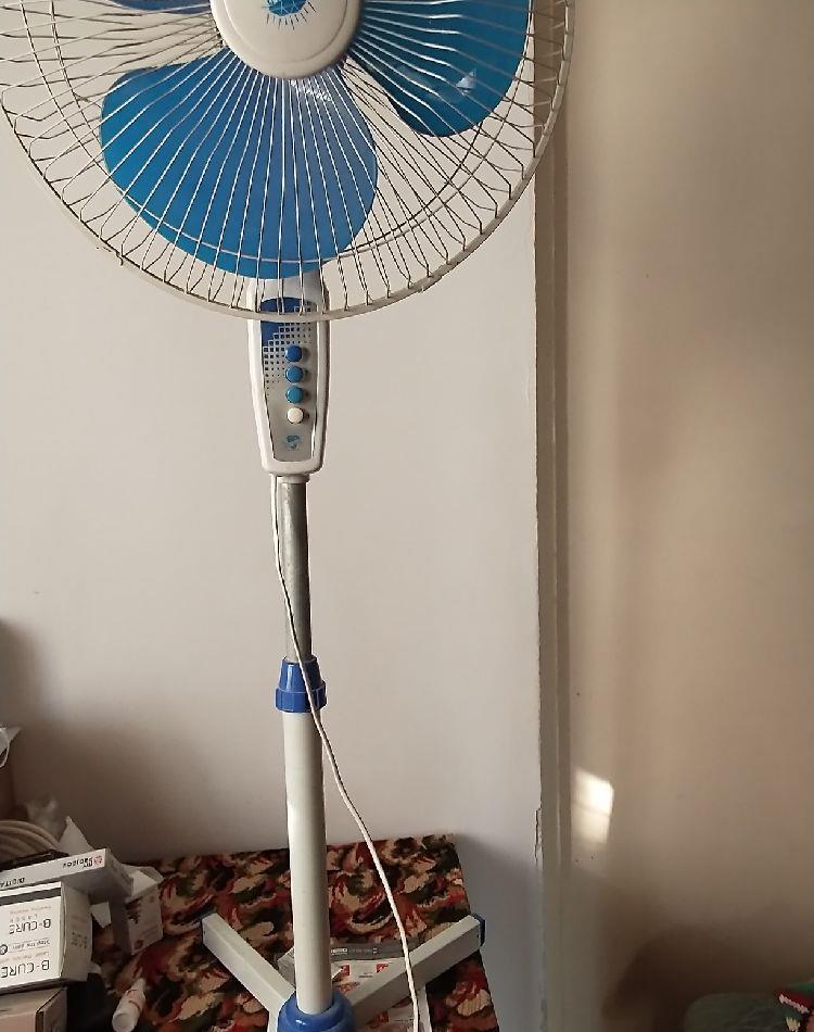 ventilator cu picior și trei trepte