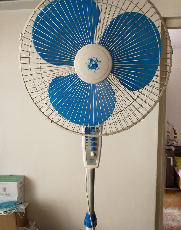 ventilator cu picior și trei trepte