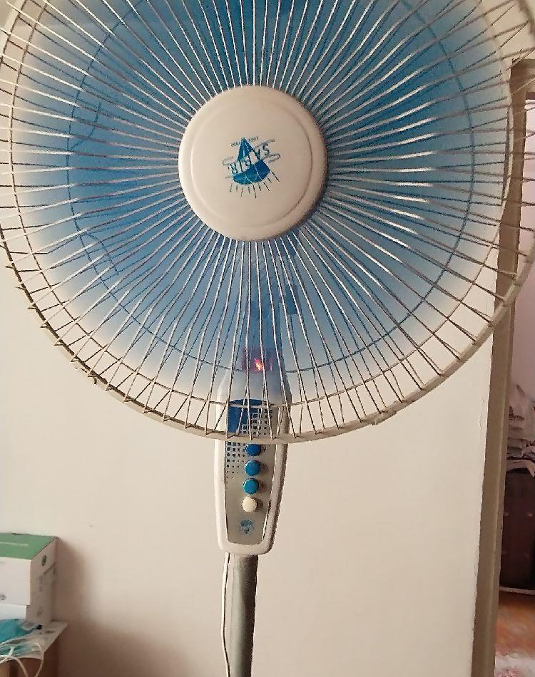 ventilator cu picior și trei trepte