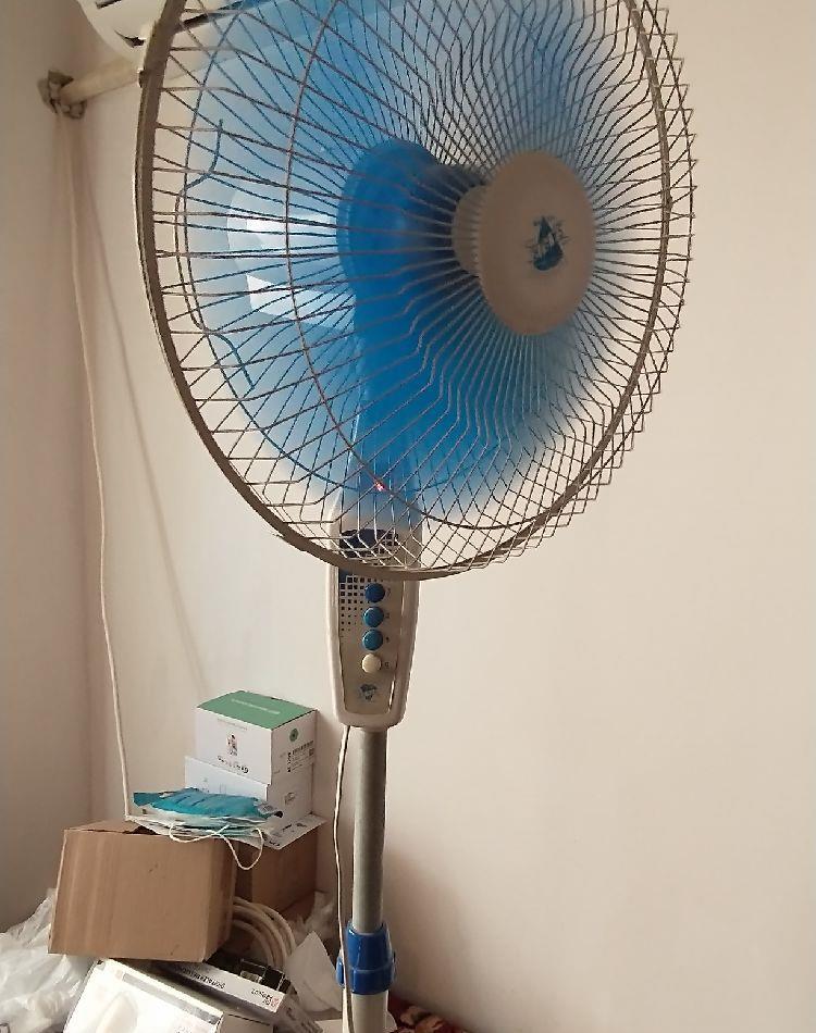 ventilator cu picior și trei trepte