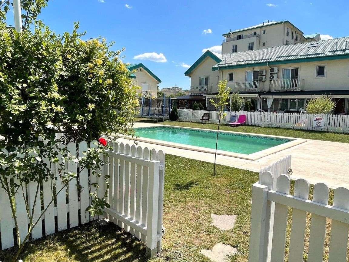 VILA 3 camere de vanzare in Cosmopolis, Curte, Piscina - Proprietar