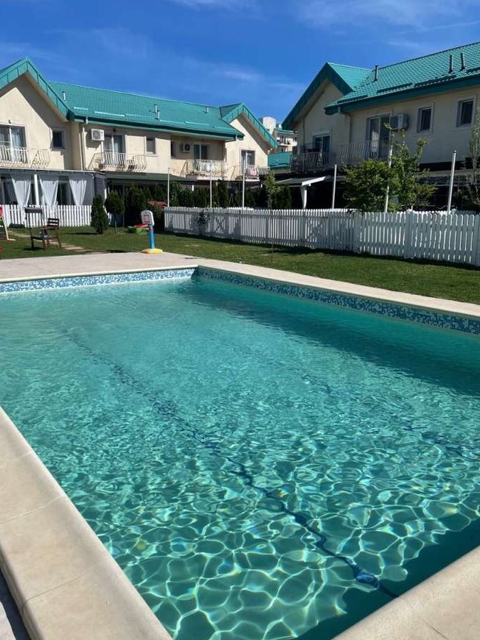 VILA 3 camere de vanzare in Cosmopolis, Curte, Piscina - Proprietar