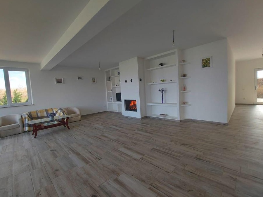 Vila 314 mp teren 7700 mp cu iaz piscicol - ideala locuinta, pensiune
