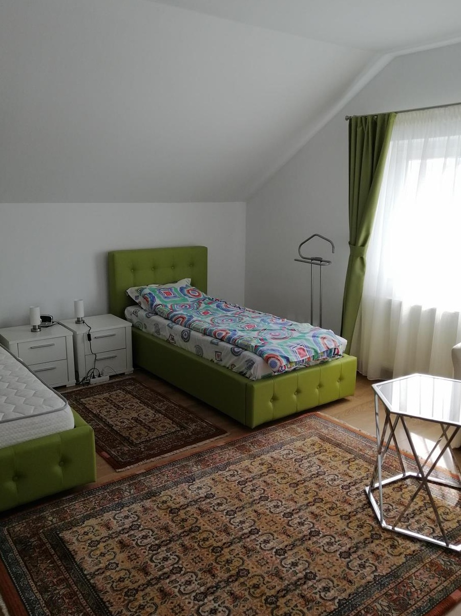 Vilă 5 camere,  complet mobilată si utilată, panouri fotovoltaice de 5kw.Sibiu.