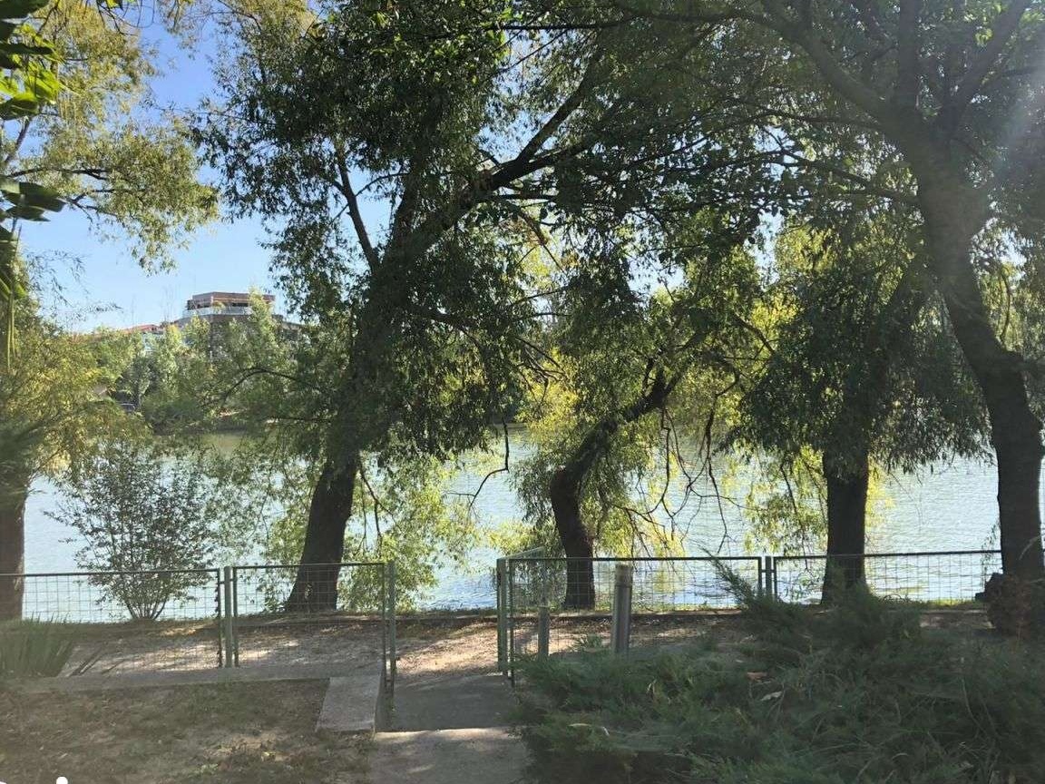 Vila 6 camere cu iesire la lacul Baneasa teren 300 mp