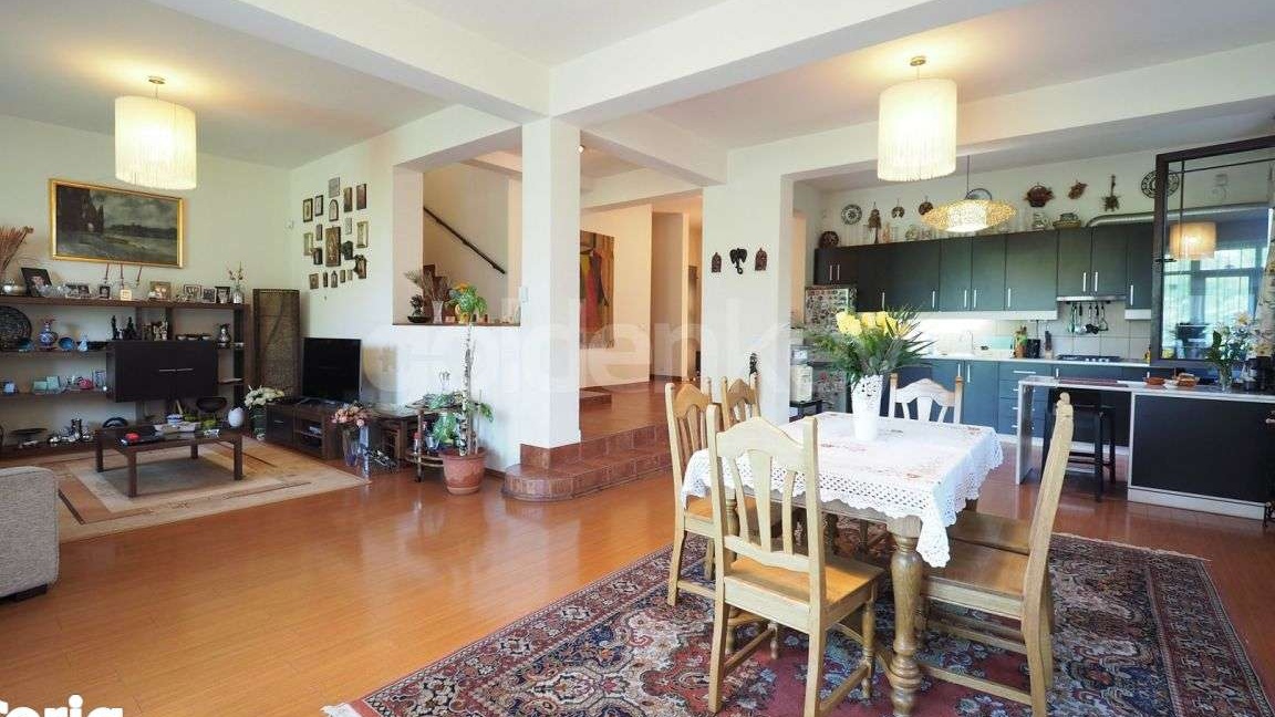Vila cu 6 camere | gradina atent amenajata | garaj