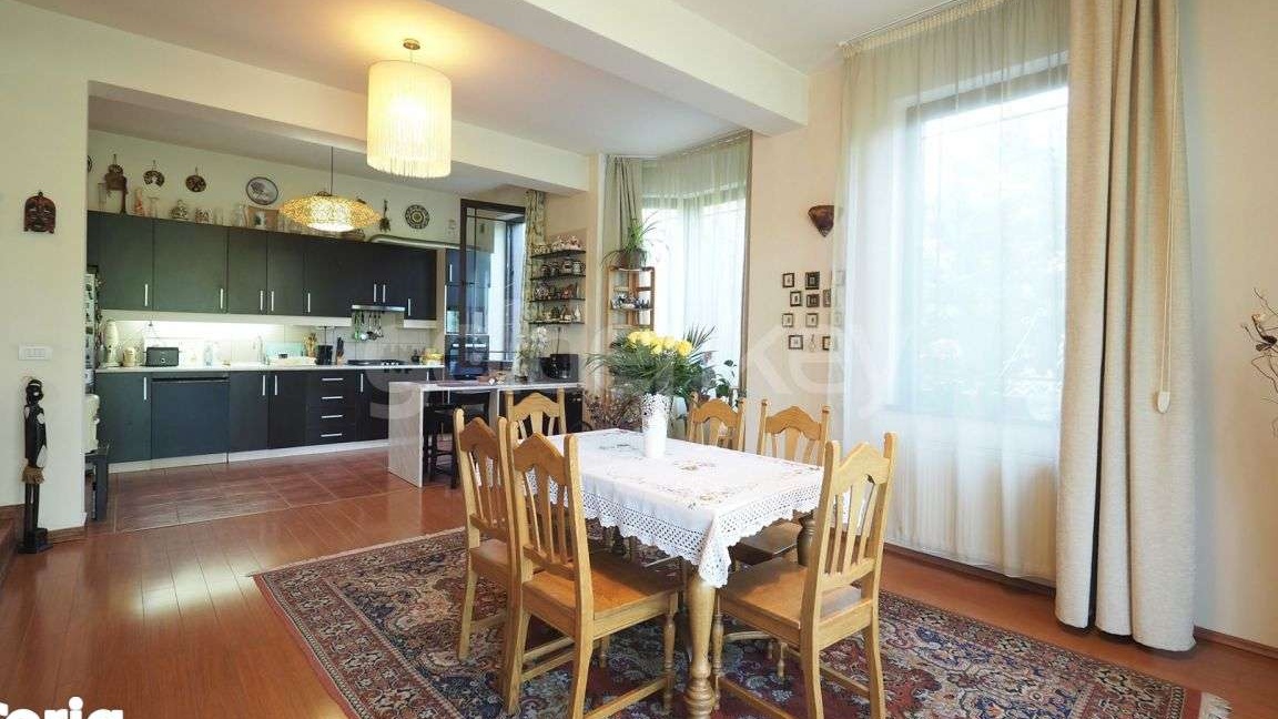 Vila cu 6 camere | gradina atent amenajata | garaj