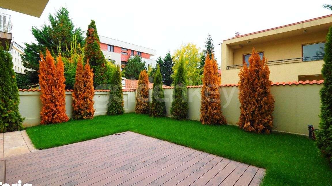 Vilă cu 7 camere, 4 bai | renovata integral 2020 | strada privata