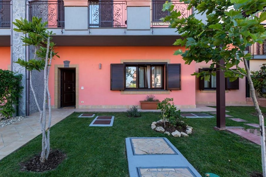 Vila de lux pe malul Marii