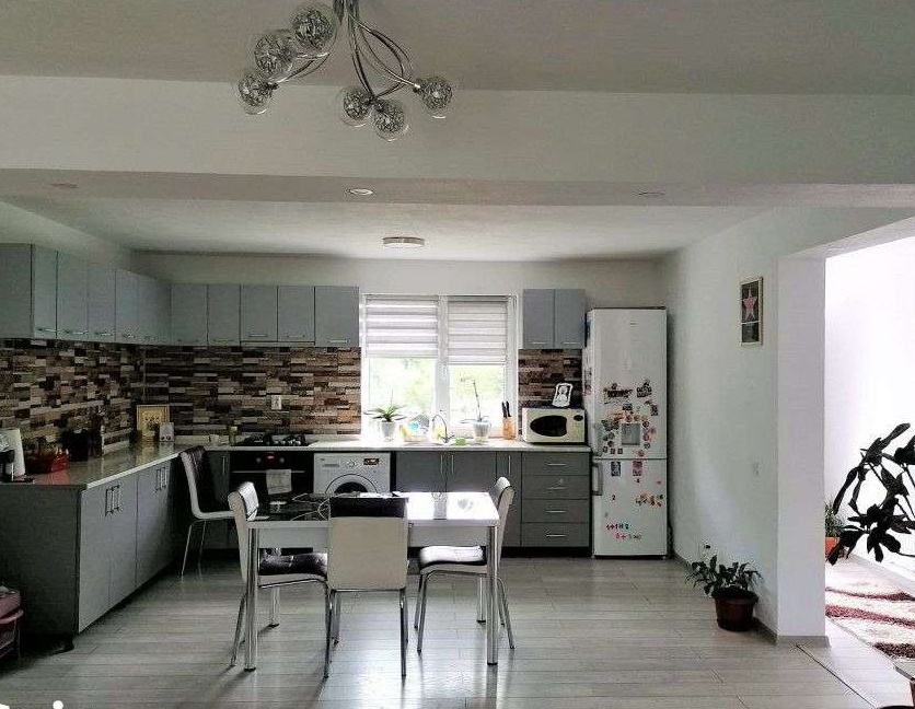 Vila in Calinesti cu 4 camere si curte spatioasa