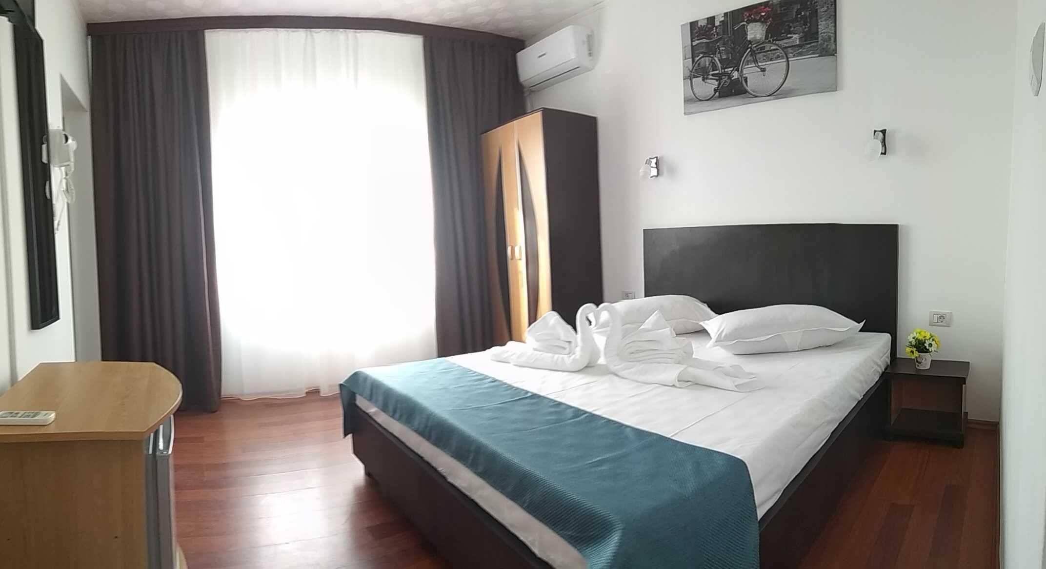 Vila la mare Costinesti 6 camere , curte foisor grătar 280 euro/noapte