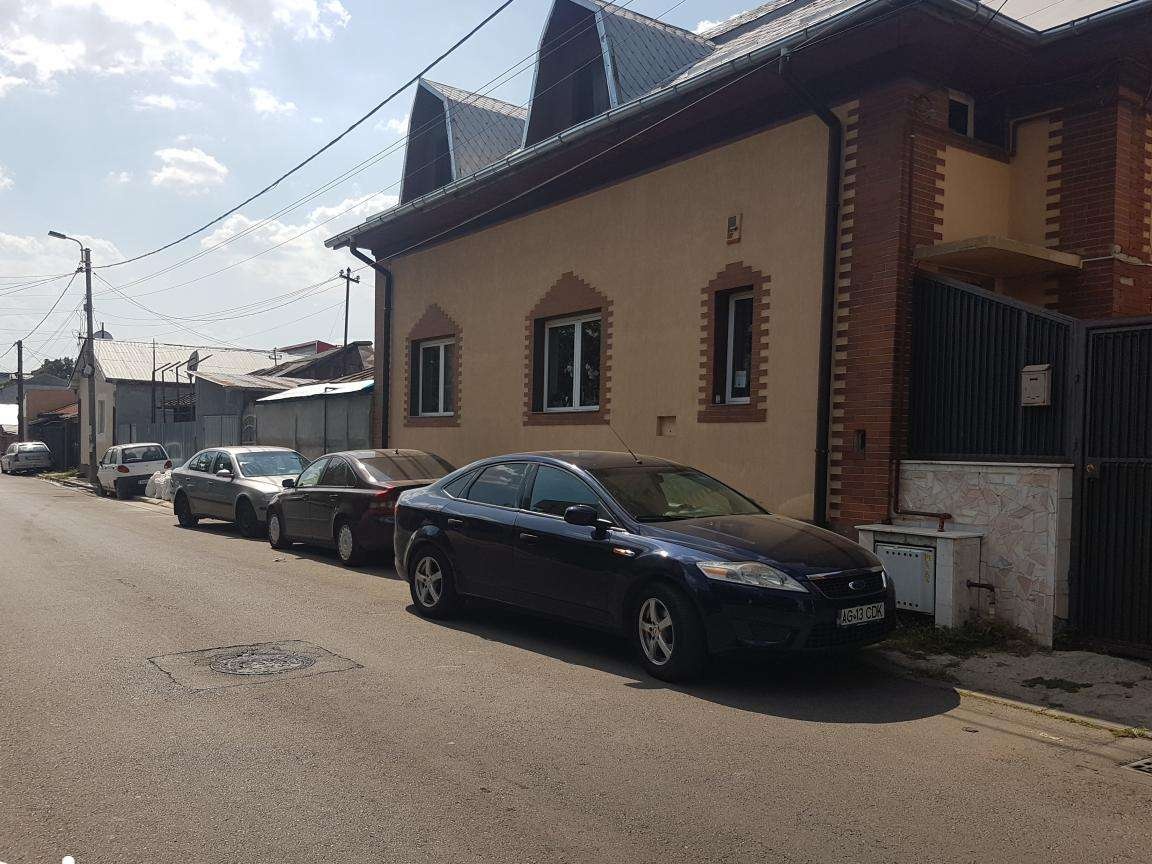 Vila lux de Inchirat in Zona Eroii Revolutiei -Pieptanari 1350 EURO