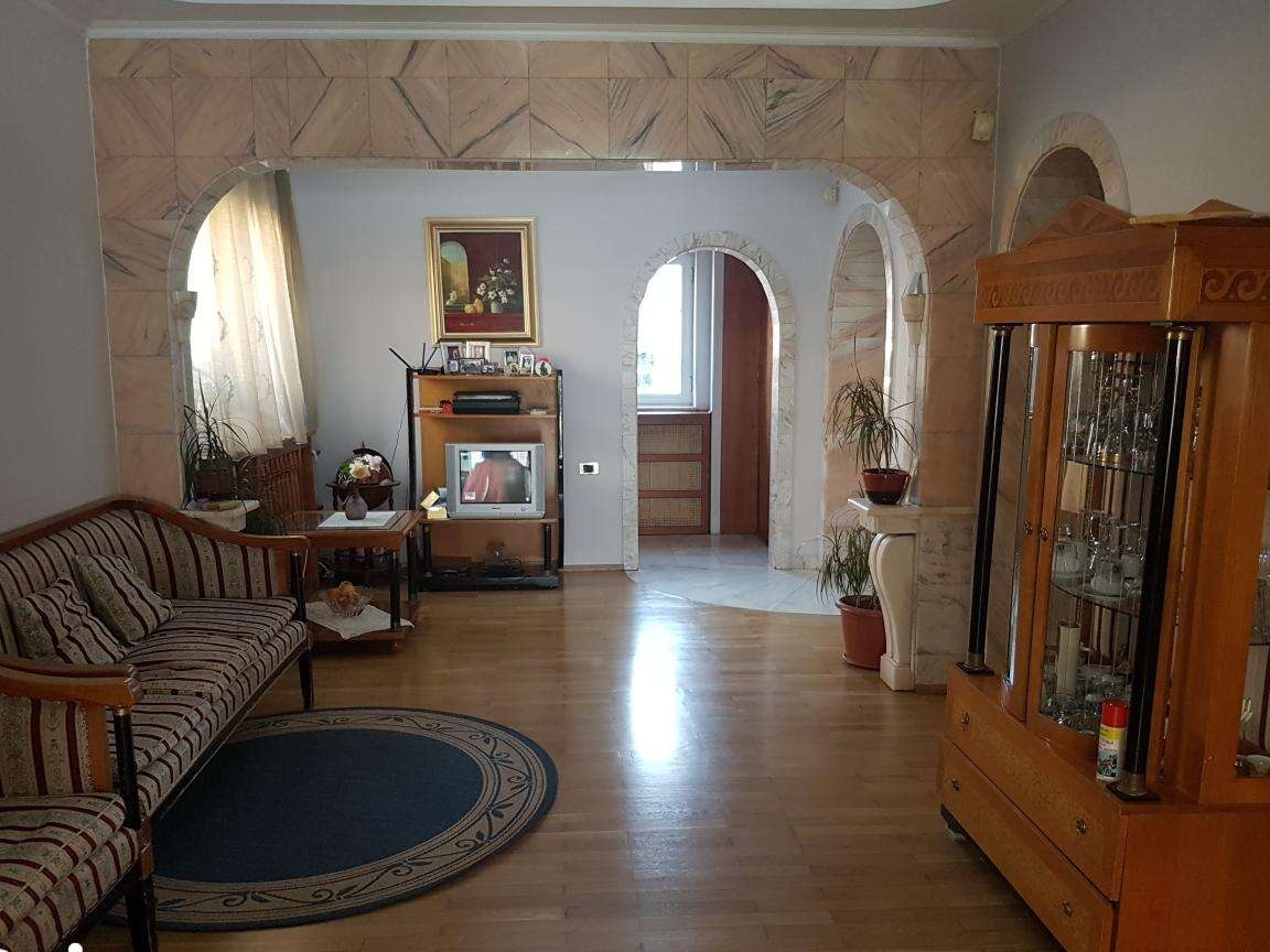 Vila lux de Inchirat in Zona Eroii Revolutiei -Pieptanari 1350 EURO