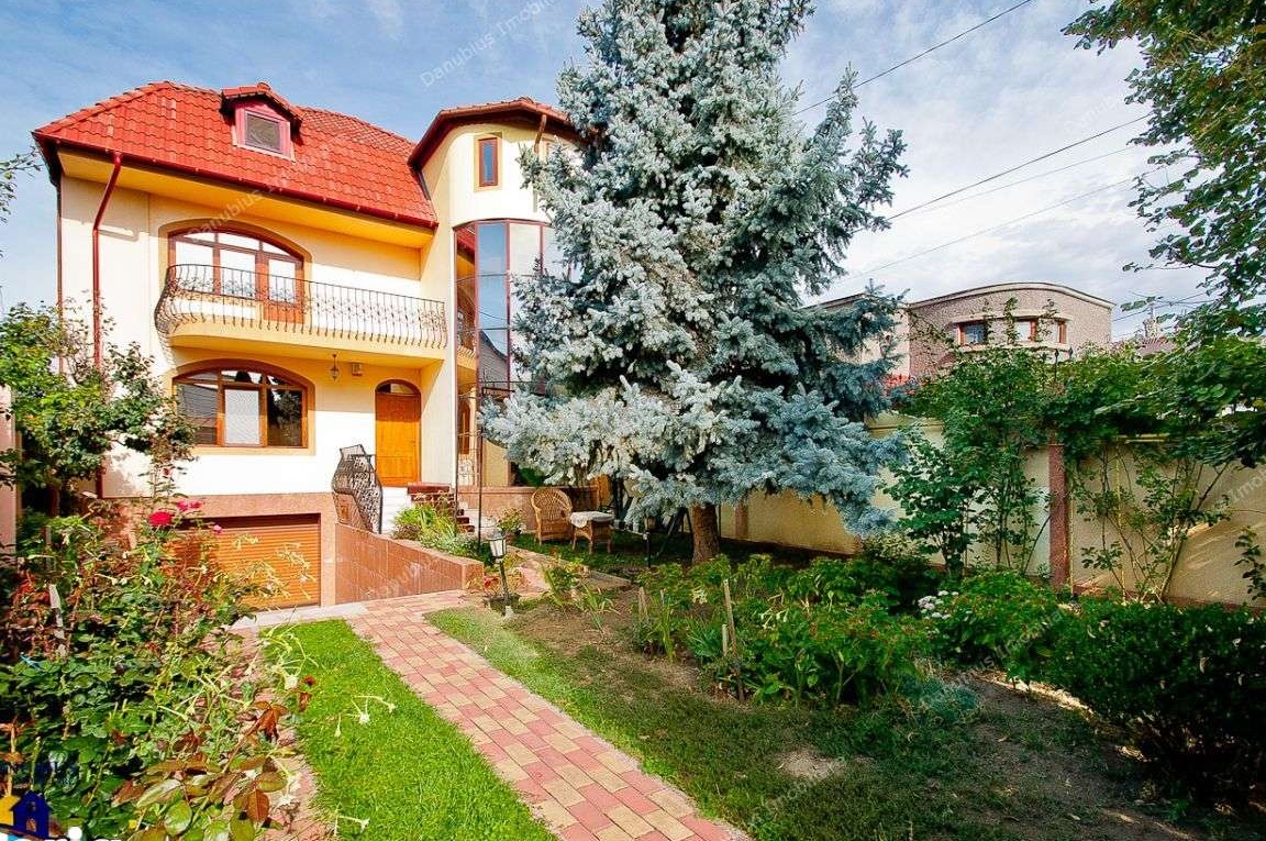 Vila zona centrala deosebita pret 440.000euro