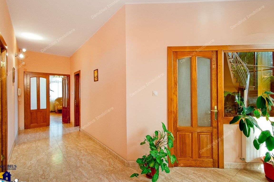 Vila zona centrala deosebita pret 440.000euro