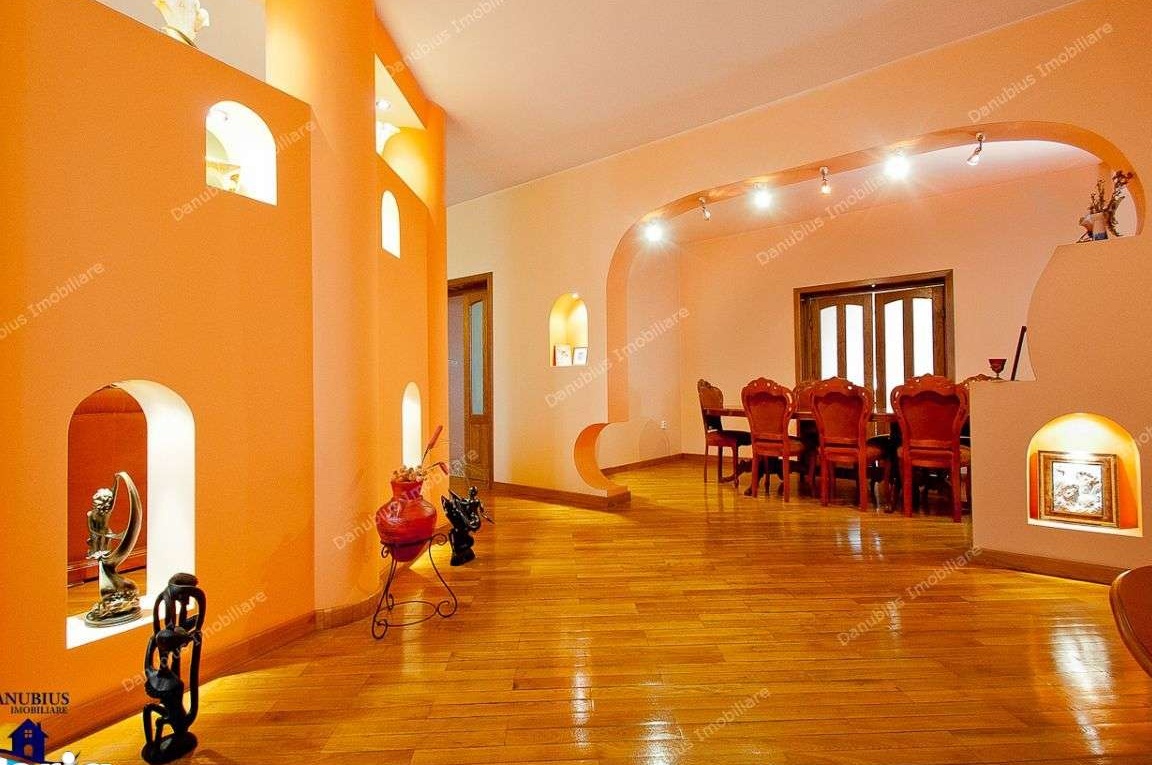 Vila zona centrala deosebita pret 440.000euro