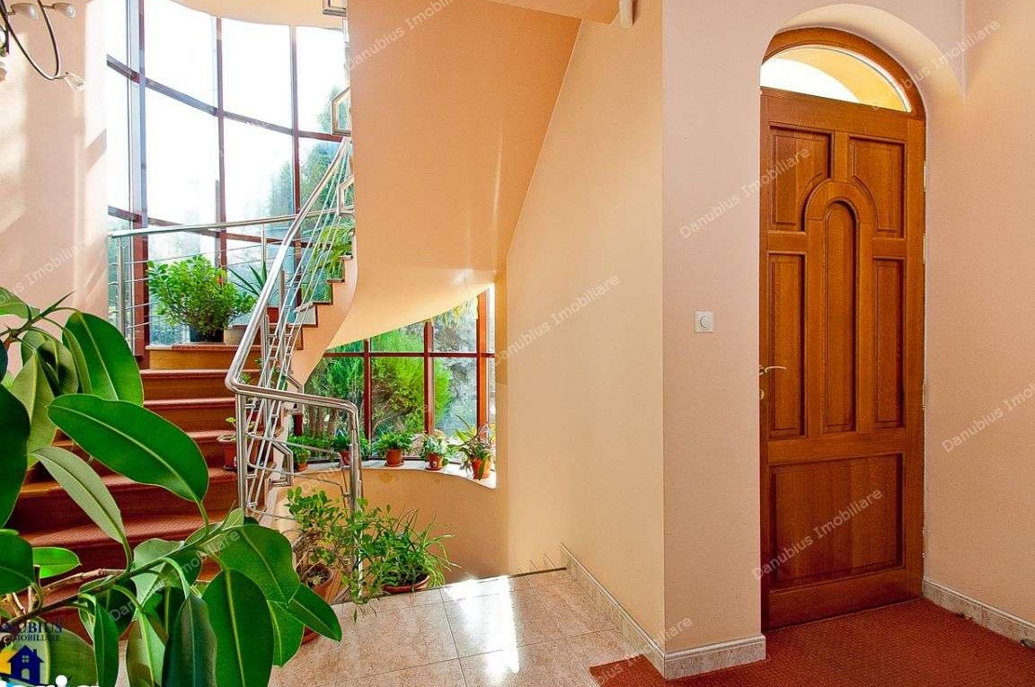 Vila zona centrala deosebita pret 440.000euro