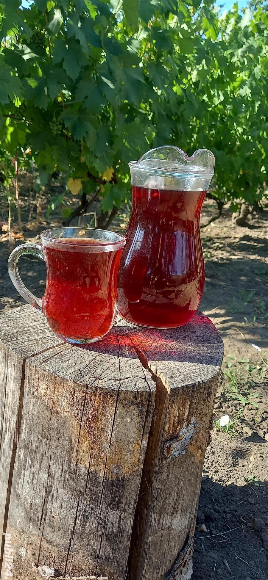 Vin roșu de-mi dulce 100% natural.