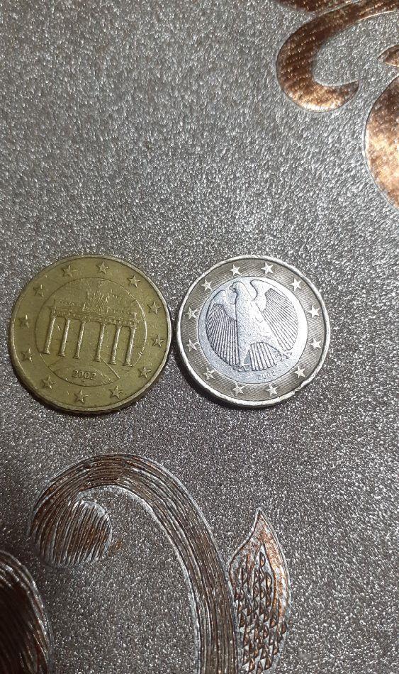 vind 2 monezi de  colecție  anul 2002