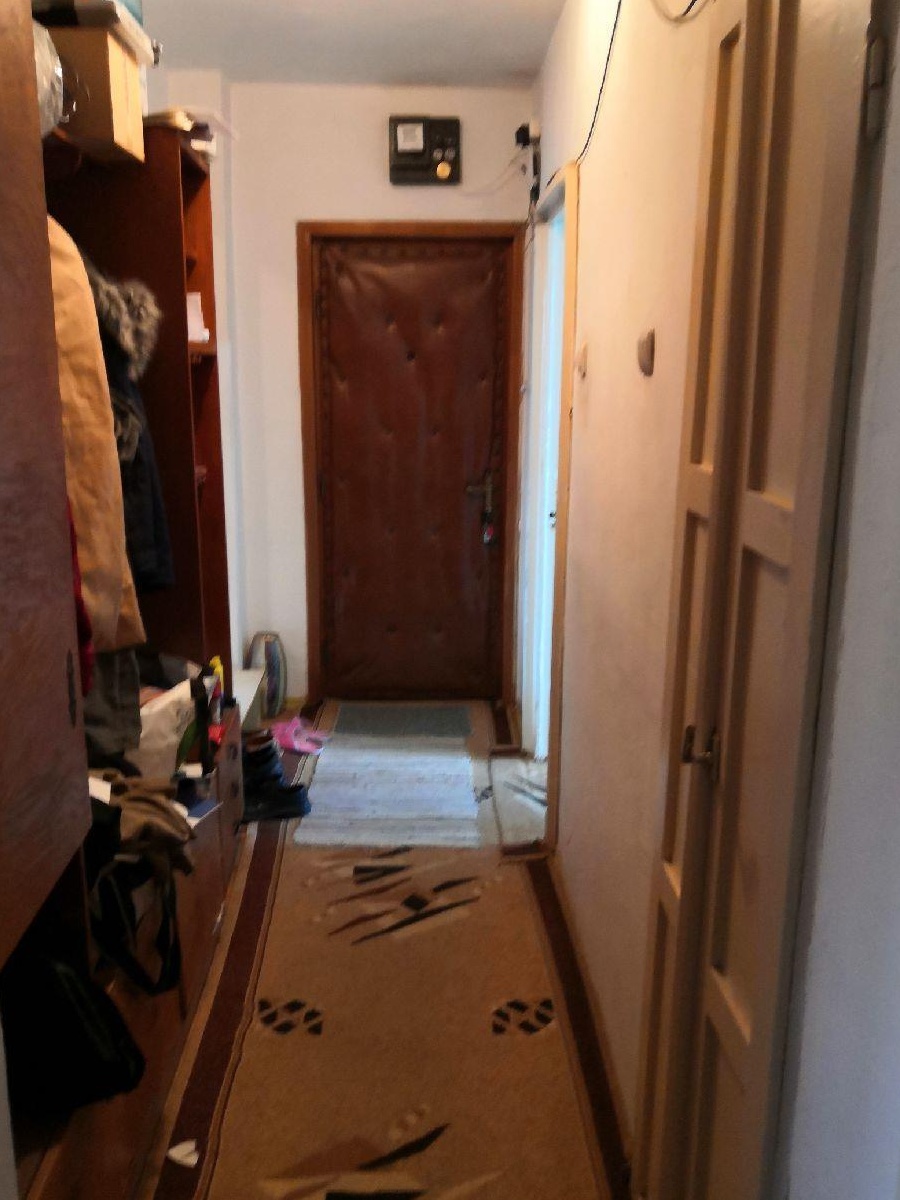 vind apartament 2 camere etaj 2