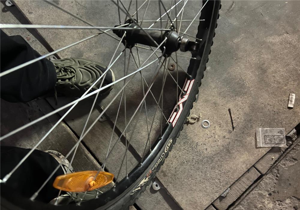 Vind bicicleta perfomanta cu cauciucuri bune