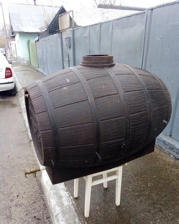 Vind butoi 200 LITRI si un butoi 400 litri
