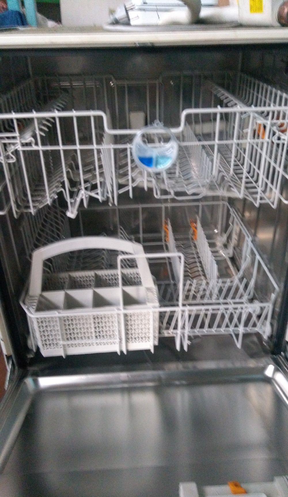 Vind mașina de spălat vase Miele.