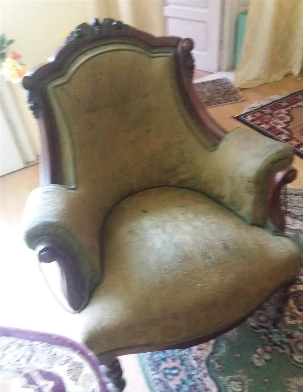 Vind mobila veche( peste 100 de ani)