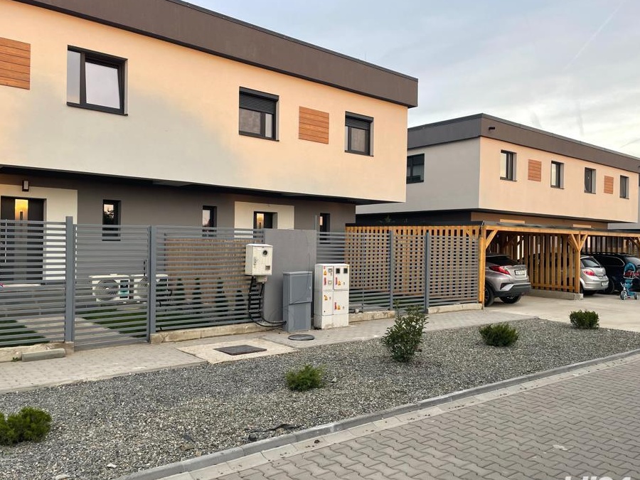 Vindem casa P + E