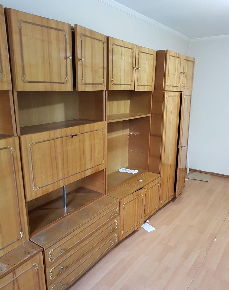 vitrina mobilier furnir nuc vechi