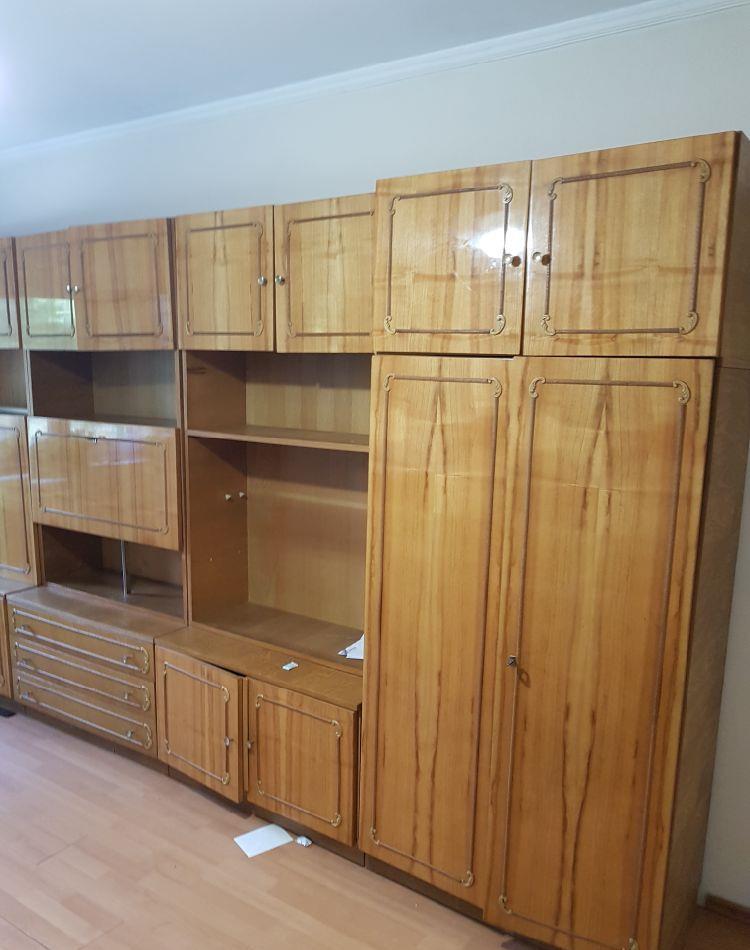 vitrina mobilier furnir nuc vechi